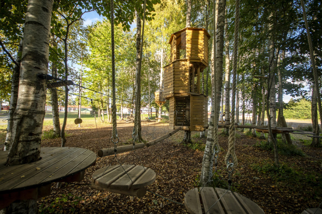 Lekeplass med hytte bygget av Høyt & Lavt Parksystem